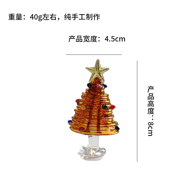 Caramelo alrededor del árbol de Navidad de seda