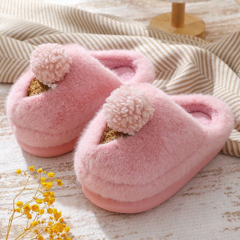Nuevas zapatillas de invierno de algodón con dibujos animados para mujer, zapatos peludos de interior de suela gruesa para uso doméstico, zapatos cálidos de algodón medio antideslizantes para uso exte