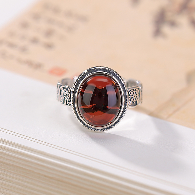 Nhẫn bạc S990 đính huyết hổ phách cabochon khắc chú sáu chữ phong cách Trung Hoa — Một mảnh