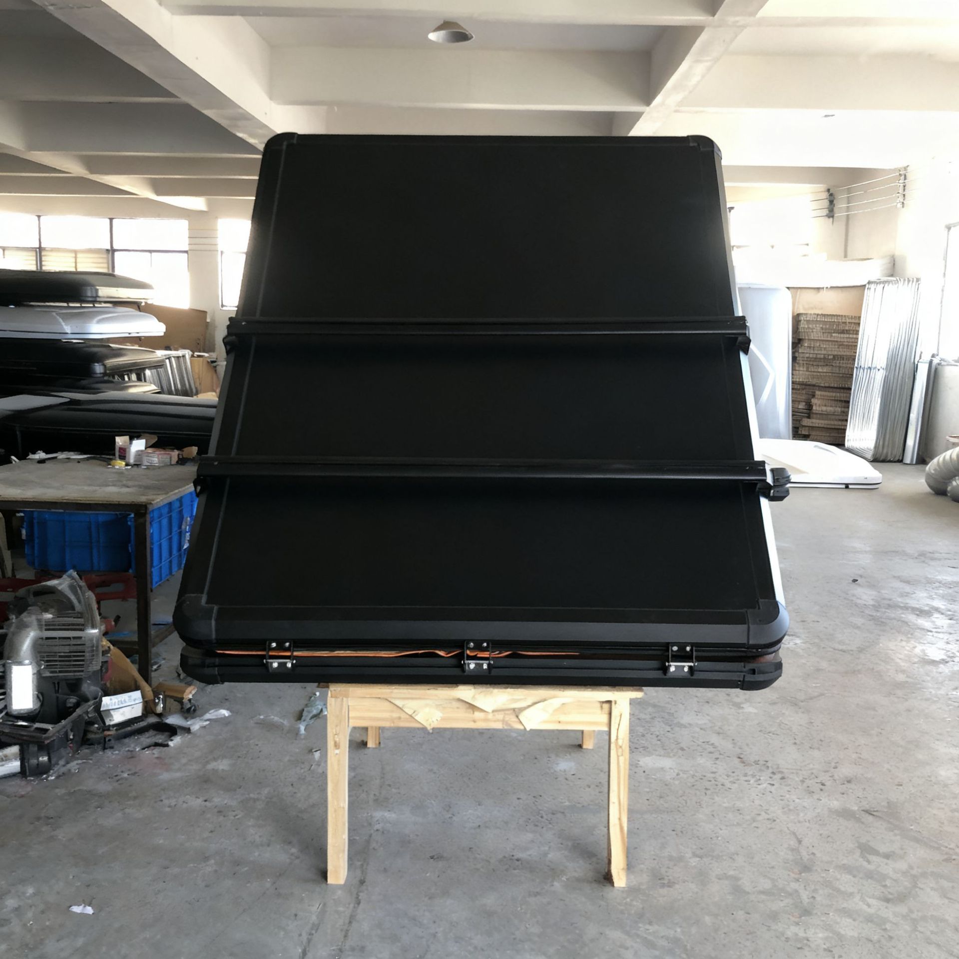 Aleación de aluminio triangular caqui 320G poliéster tela de celosía techo duro con porta equipaje