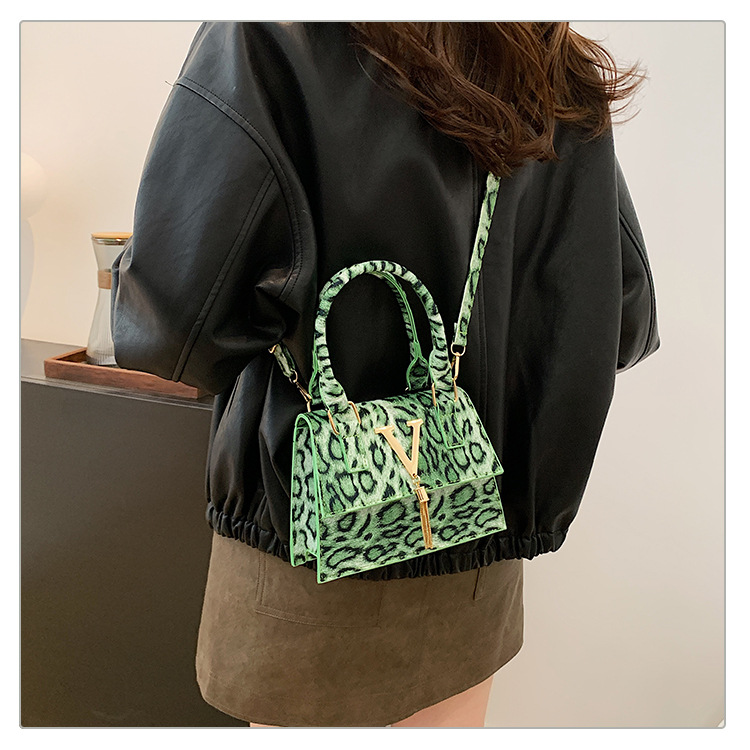 The new leopard print handbag is trendy and stylish. The crossbody bag has a simple texture and a spicy girl style. It is a unique single-shoulder small square bag undefined
