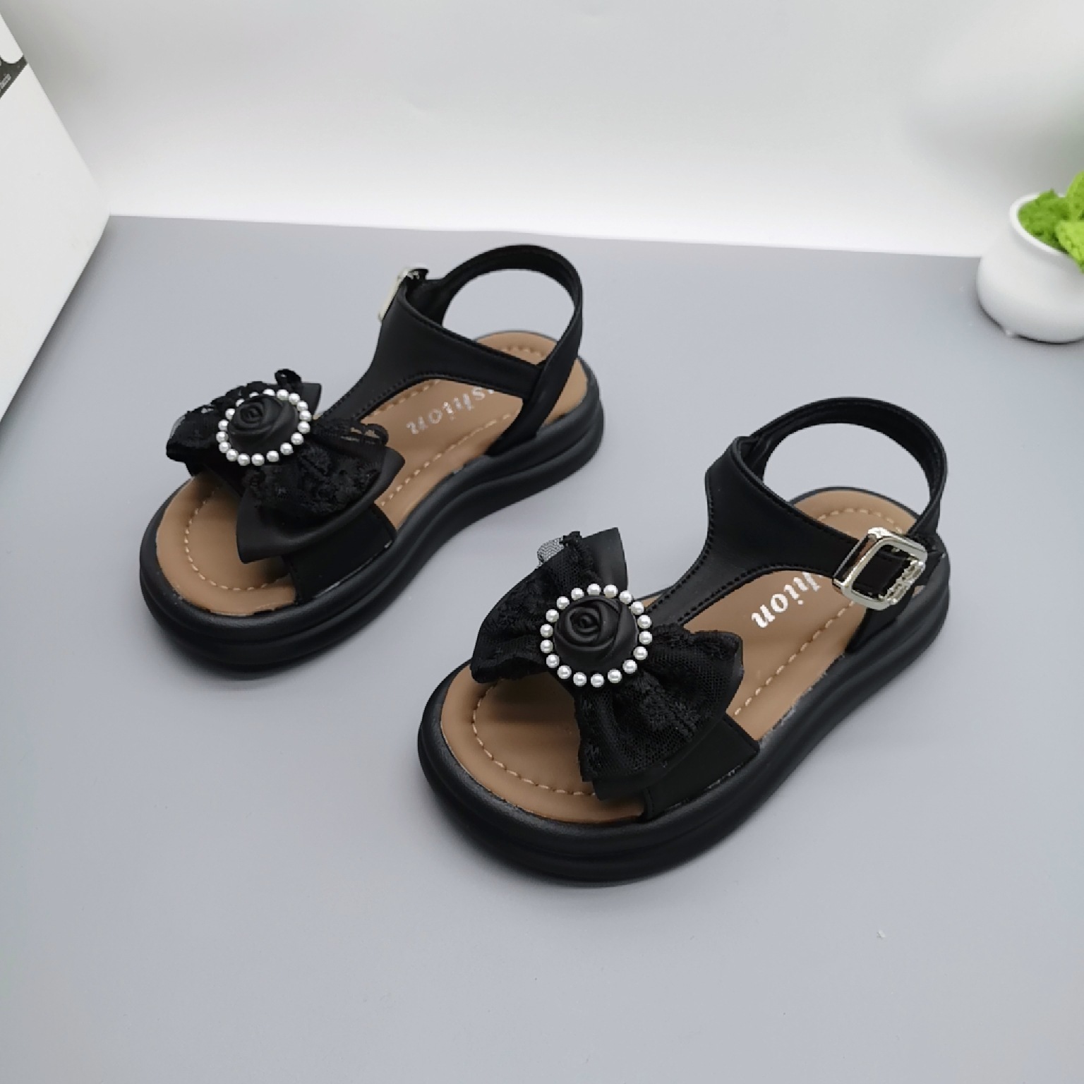 Verano caliente 2025 retro tesoro femenino 1-3-5 años a través de la red zapatos casuales para niños pequeños y medianos zapatos de princesa de tendón de res antideslizante