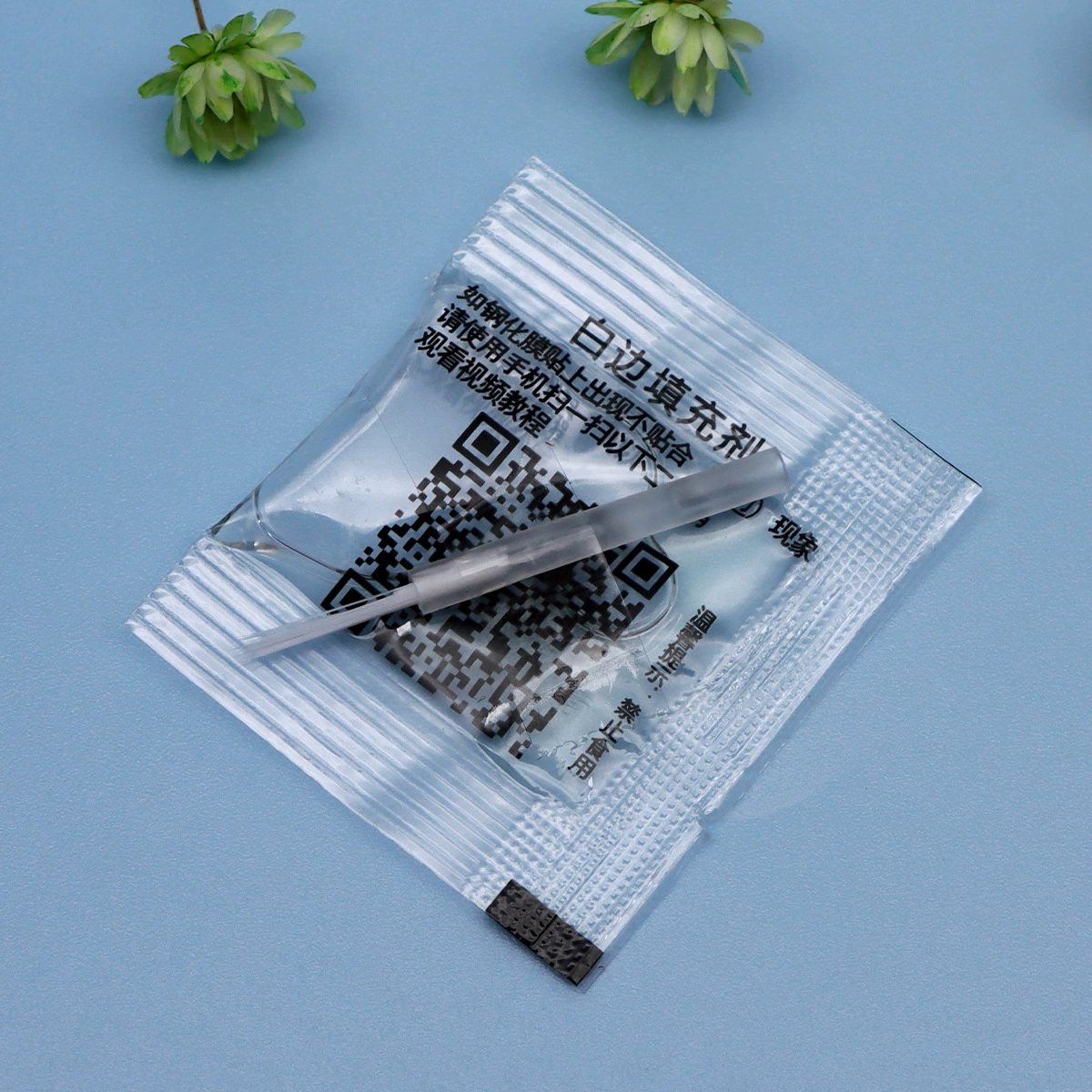 Жидкость белого края заполняя закалила сумку алкоголя костюма чистки экрана мобильного телефона набора фильма вспомогательную