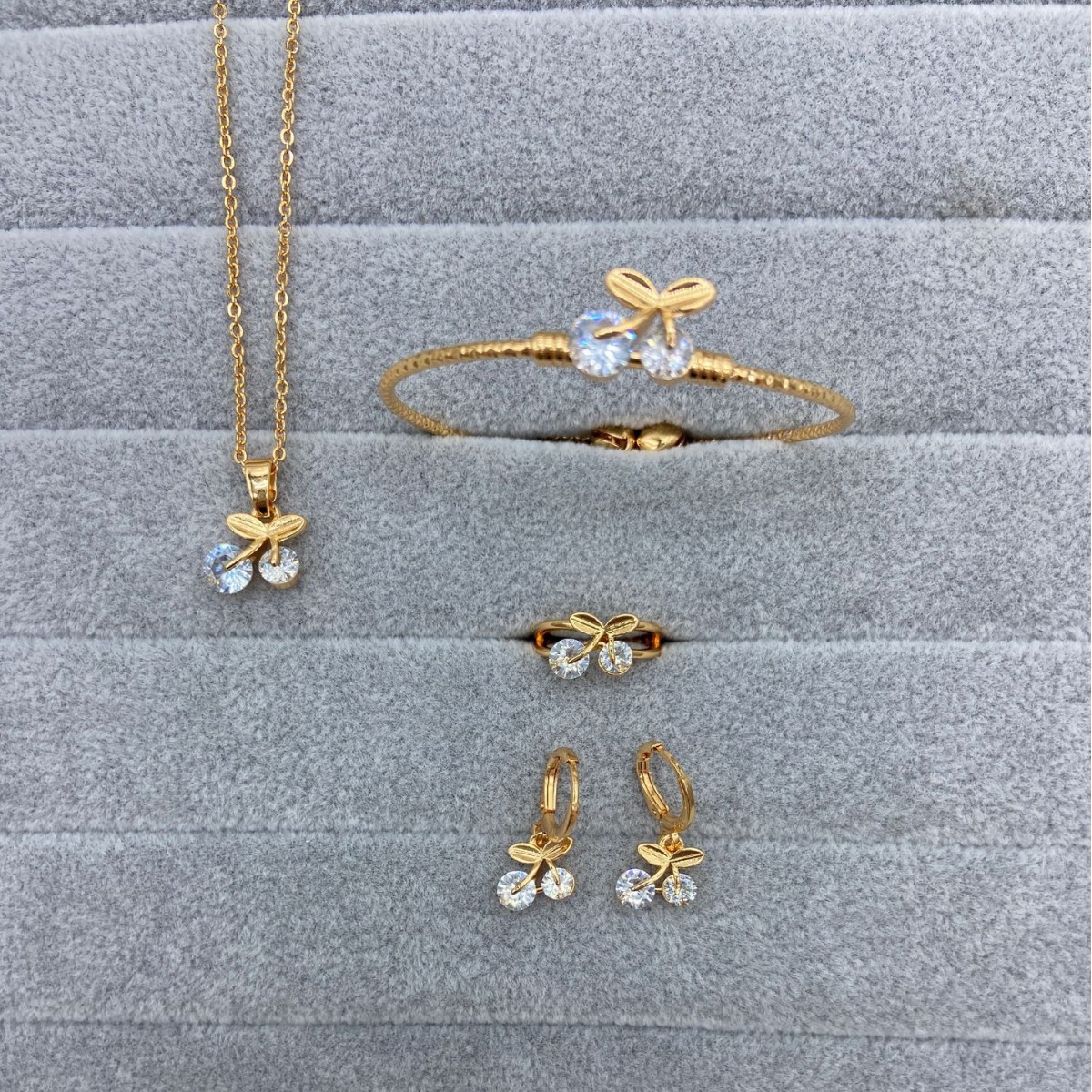 Juegos de joyería para niños series de fruta cereza cobre dorado zircon anillo pendientes brazalete collar joyería conjunto de cuatro piezas