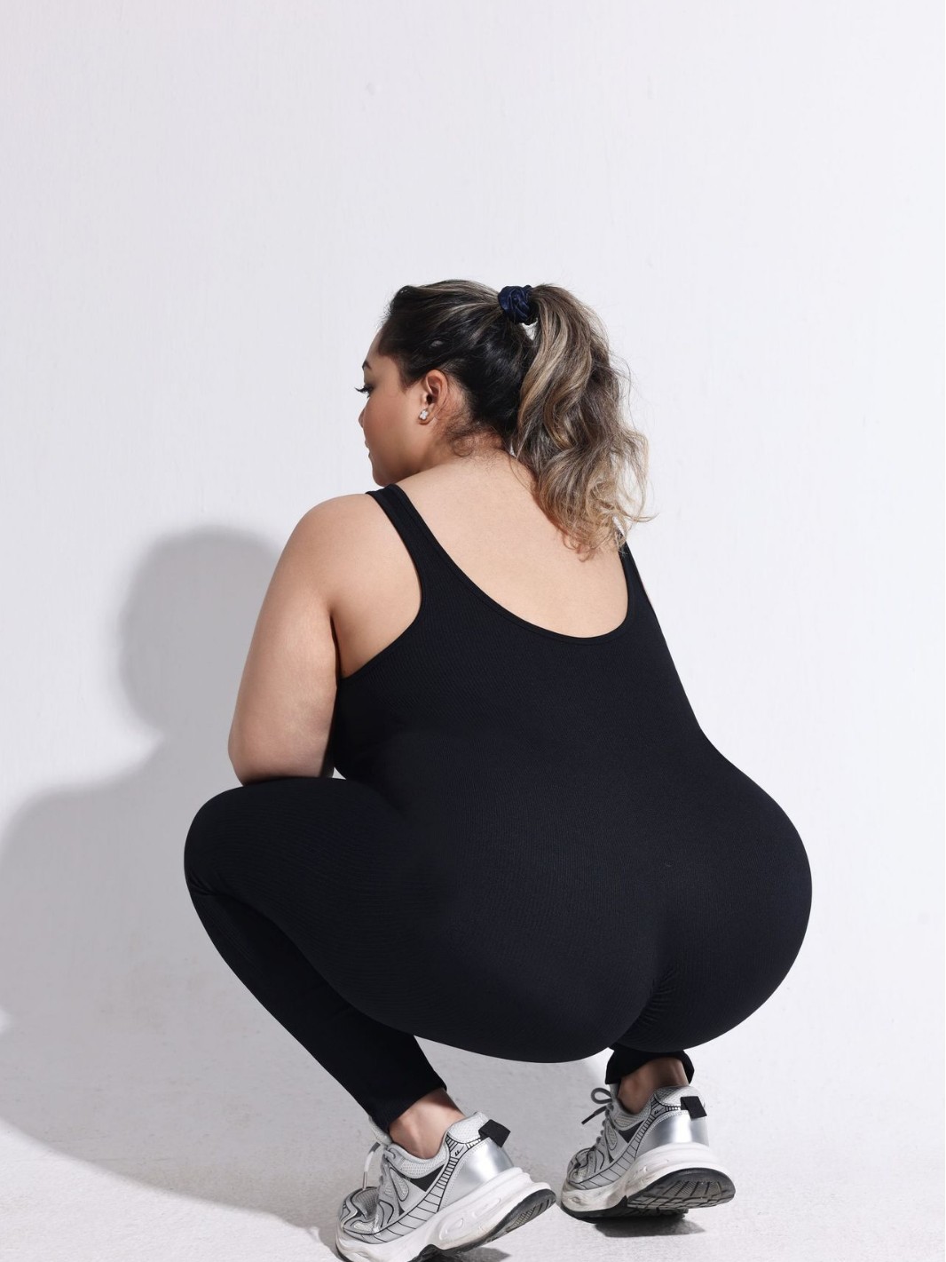 Mono de hilo grueso con espalda abierta de gran tamaño, mono deportivo moldeador de cuerpo con doble hombro fijo para mujer, traje de yoga sin costuras con levantamiento de cadera