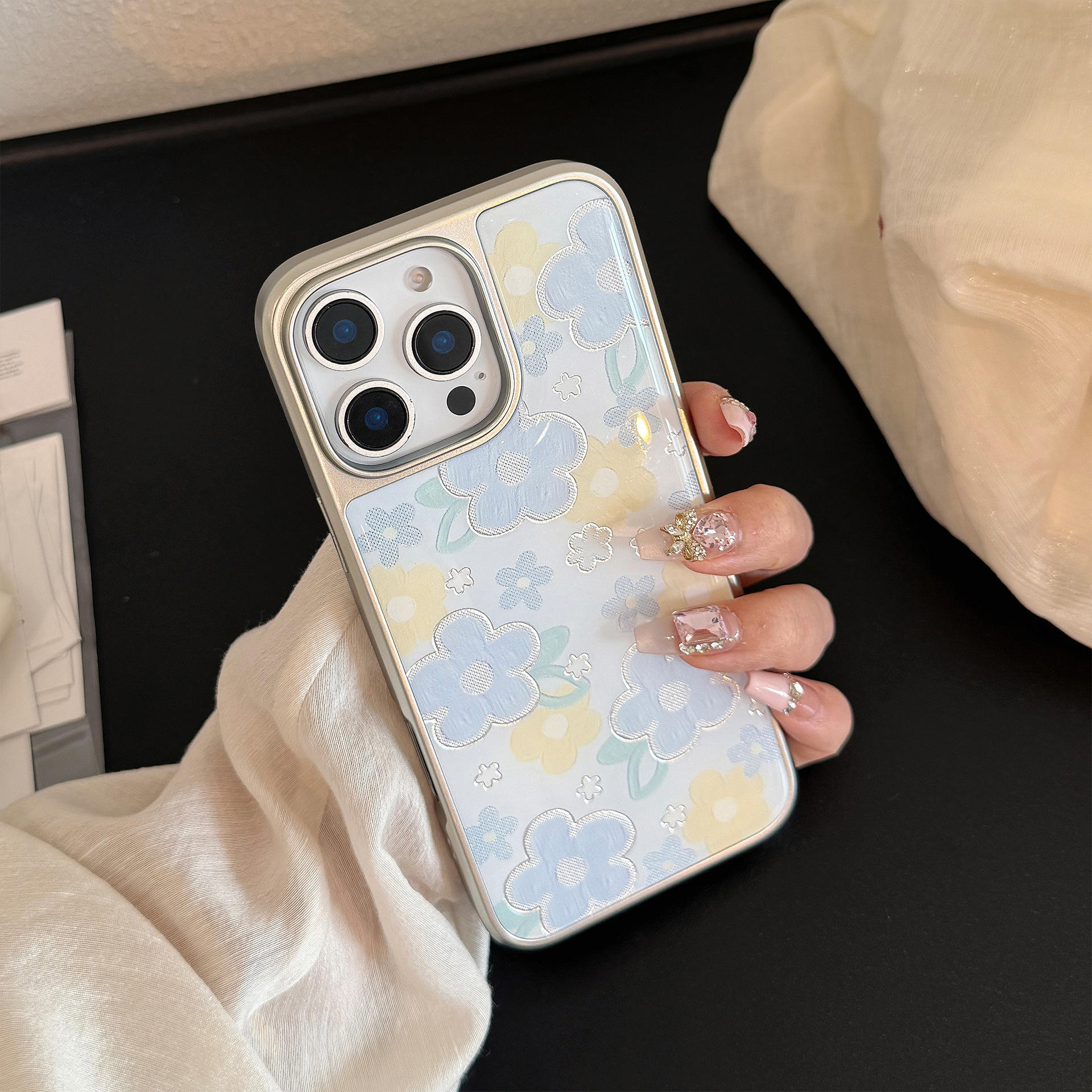 Las flores azules frescas de estilo ins son adecuadas para Apple 16ProMax funda para teléfono móvil 14/15 nicho 13 epoxi 15PM