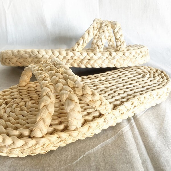 Factory can make straw shoes women's shoes men's shoes slippers home shoes casual shoes massage corn husk handmade straw shoes