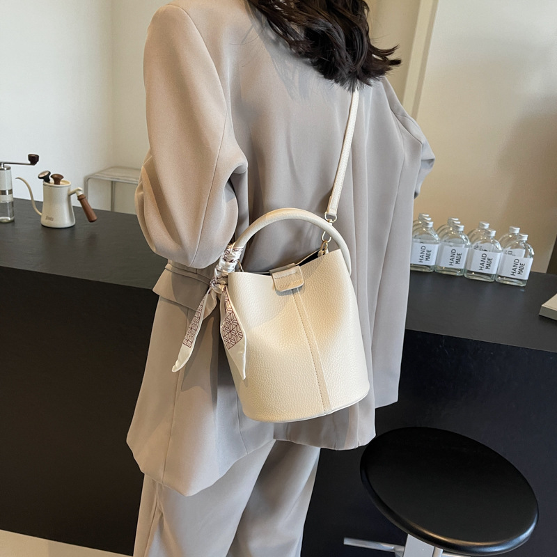 Simple y universal nicho bolso de cubo para mujeres 2025 nuevo bolso de hombro de moda casual súper caliente bolso de hombro portátil