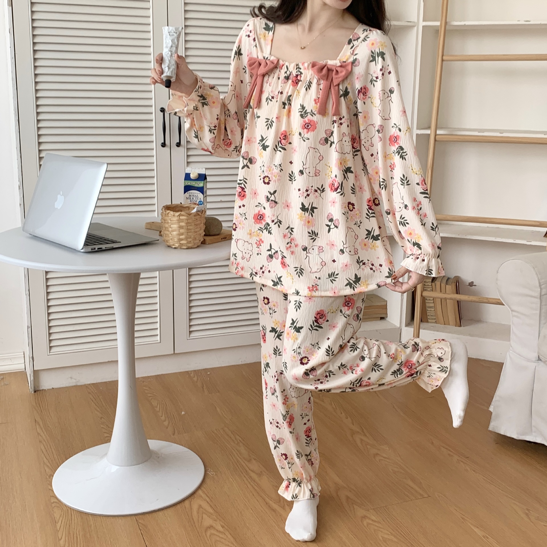 Estilo coreano floral ins pijamas de punto de las mujeres arrugado jersey de algodón de manga larga otoño e invierno dulce desgaste del hogar con el pecho pad traje