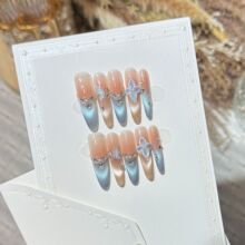 �ǰͺ����߼��д������{ɫ΢Ц؈���@�������NƬ��ָ�׼�Ƭ���L��
