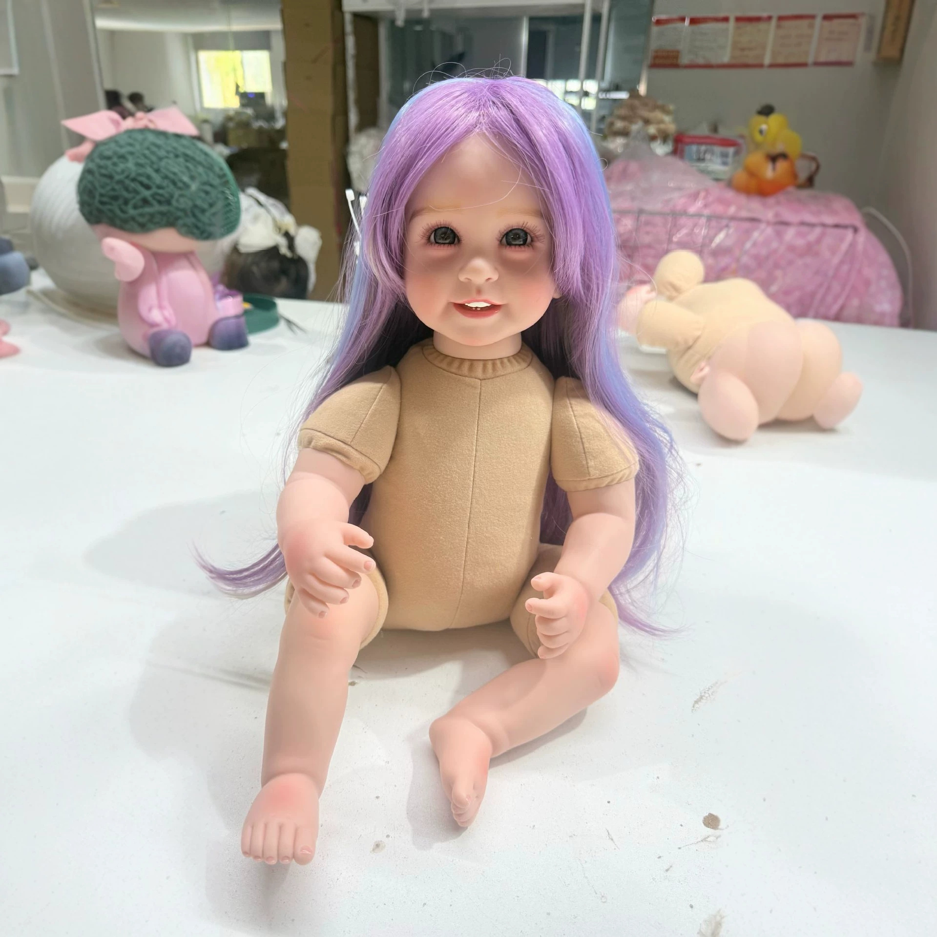 La nueva peluca de color de seis dientes para el cabello, imitación de ropa desnuda lindas para hacer libremente.