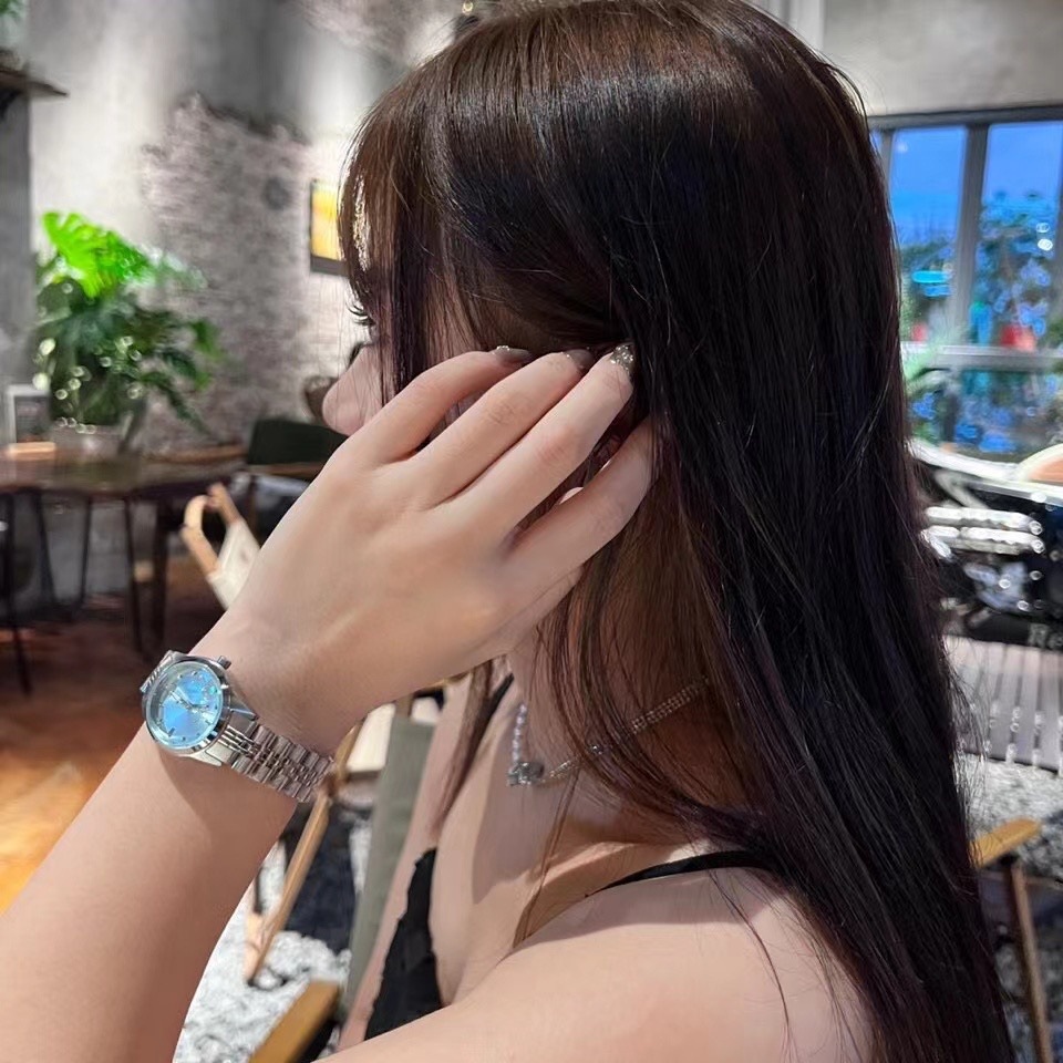 작은 빨간 승마 책 여왕 어머니의 시계 로즈 레드 아이스 블루 토성 작은 골드 시계 피타야 쿼츠 여성용 시계