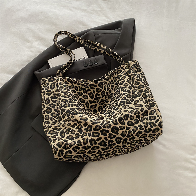 Otoño y invierno bolsas de terciopelo de seda de gran capacidad para mujeres 2024 nueva moda leopardo de hombro bolsas de viaje bolsas de brazo