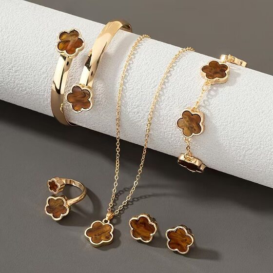Cross-border Hot Sale Lucky Flower Jewelry suit Acrylic Bracelet Bracelet Five Leaf Clover Necklace Ring Earrings for Women Wholesale