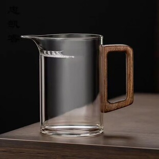 High-End Wooden Handle Glass Crescent Fair Cup with Tea Strainer, Integrated Green Tea Divider, Tea Set, Tea Brewing Fair Cup with Tea Filter