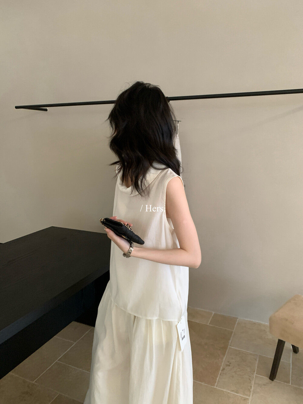 Áo sơ mi nữ không tay cổ bẻ phong cách công sở thiết kế rộng — màu đen, trắng ngà, màu vàng chi tiết 3