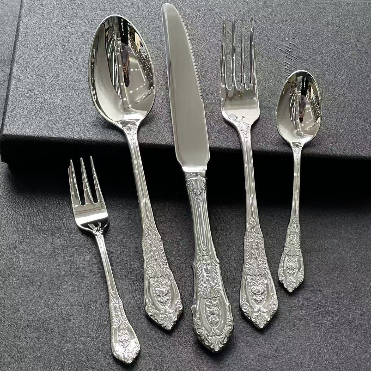 Cross-border stainless steel cutlery set with creative high-end hollow embossed design, Western-style tableware, vintage presentation set for palace and hotel use