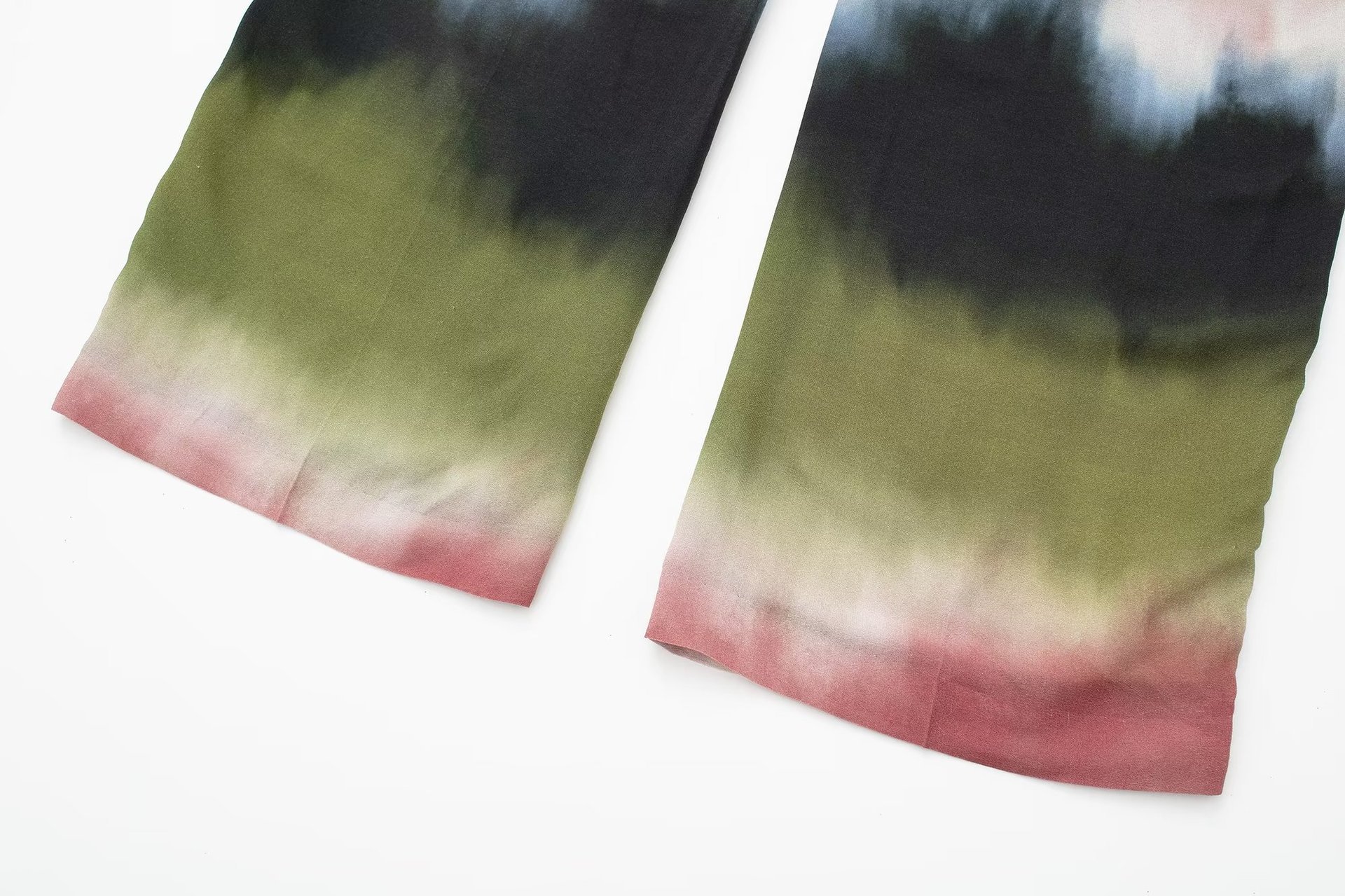 Neues Set aus Batikhemd und bedruckter Hose für Damen im Sommer 2024_voghion.com