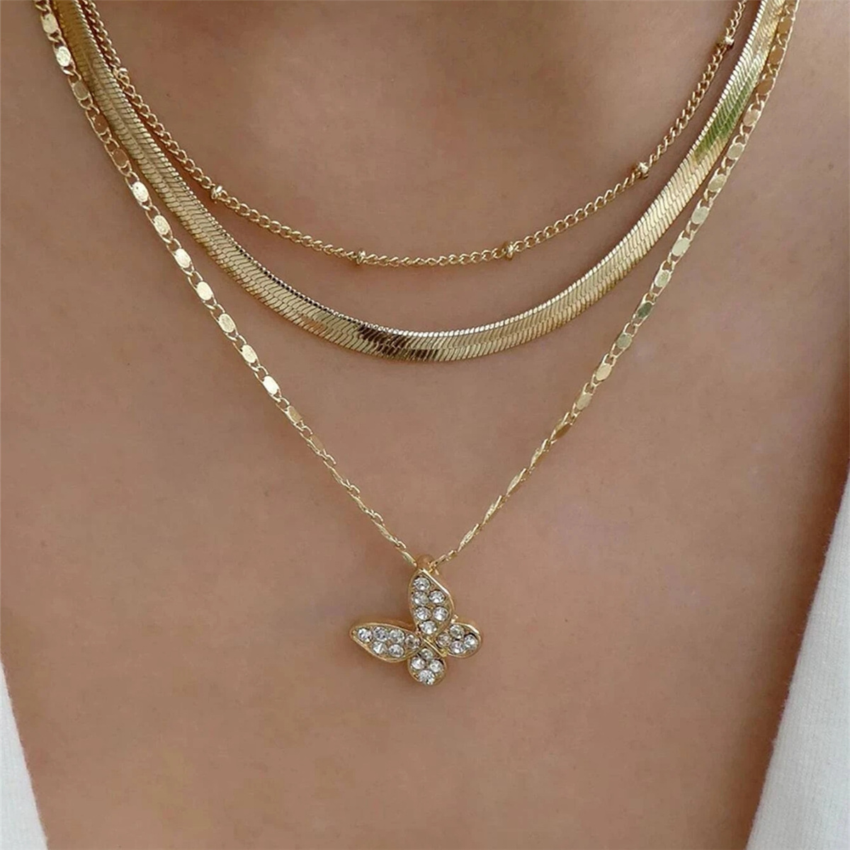 Brillez de mille feux au quotidien avec notre superbe bague de fiançailles ovale en zircon cubique, sertie sur quatre griffes en argent sterling 925. À associer avec une bague à trois rangs de zircon cubique, style géométrique mat minimaliste._voghion.com