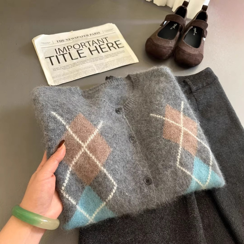 Stunningly Beautiful Retro British-Style Argyle Pattern Brushed Knit Sweater Cardigan, Winter Lazy Chic High-End Women's Top