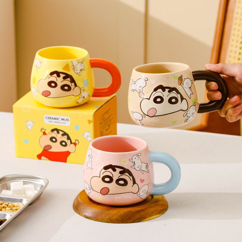 Crayon Shin-chan auténtica taza de cerámica en relieve autorizada linda taza de pareja de oficina de alto valor de dibujos animados
