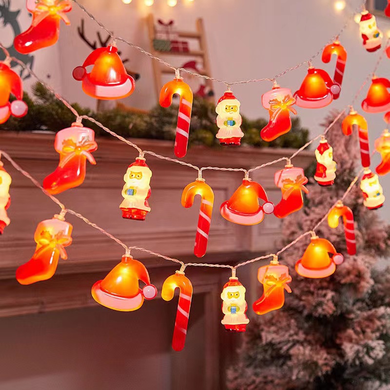 Sombreros rojos de Navidad, calcetines de Navidad, campanas de Navidad, cadenas de lámparas de navidad, pequeñas luces de color