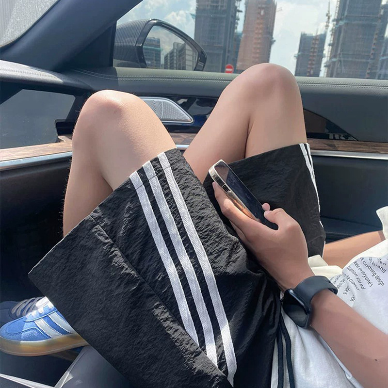 Pantalones cortos a rayas de secado rápido americano, tendencia de verano para hombres, pantalones casuales sueltos al aire libre, pantalones deportivos de cinco puntos para estudiantes
