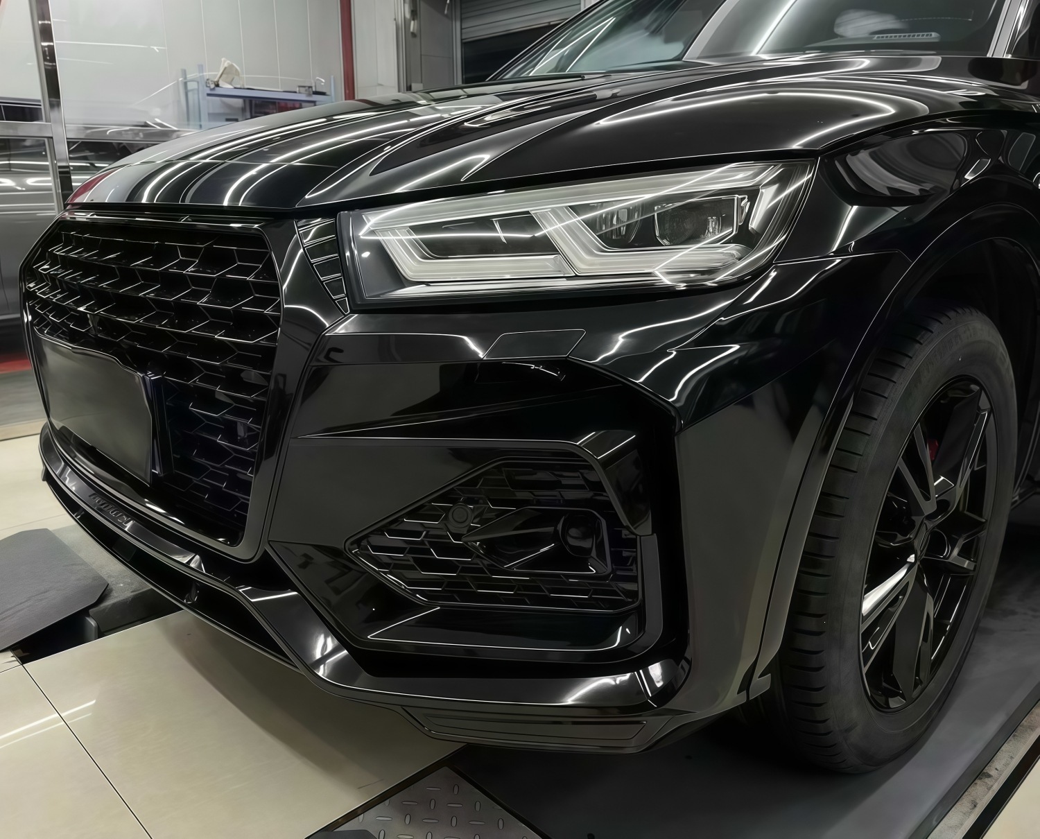 2018-2020 Audi Q5L modified RSQ5 front bumper assembly, including the front bumper, front grille, and front fascia