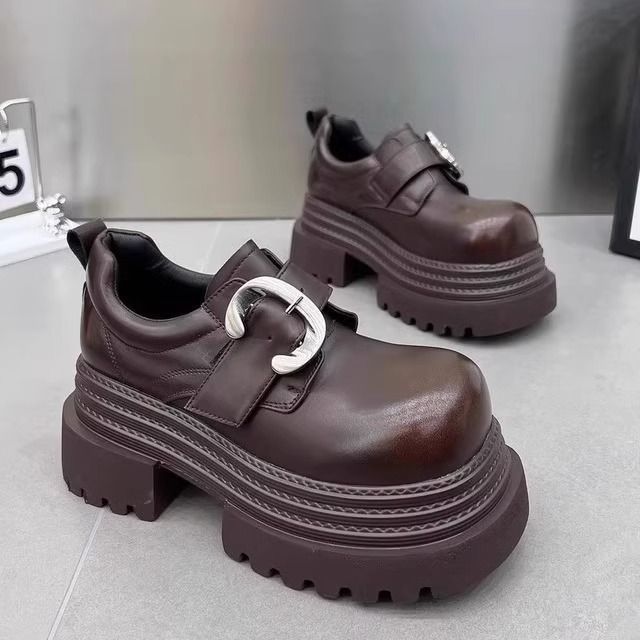 Gran Bretaña de estilo de calzado de altura de tacones gruesos zapatos Lefour mujeres 2025 primavera nuevo negro universal gran hebilla metálica zapatos