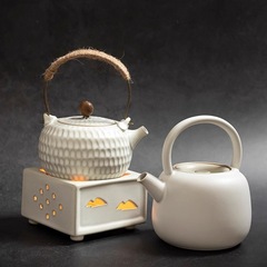 川の旬の中国式のハンマーの紋様は梁の壺の陶磁器の温茶の炉のろうそくのアルコールの明かりを提げて茶器の屋外の湯沸かし器を煮ます。
