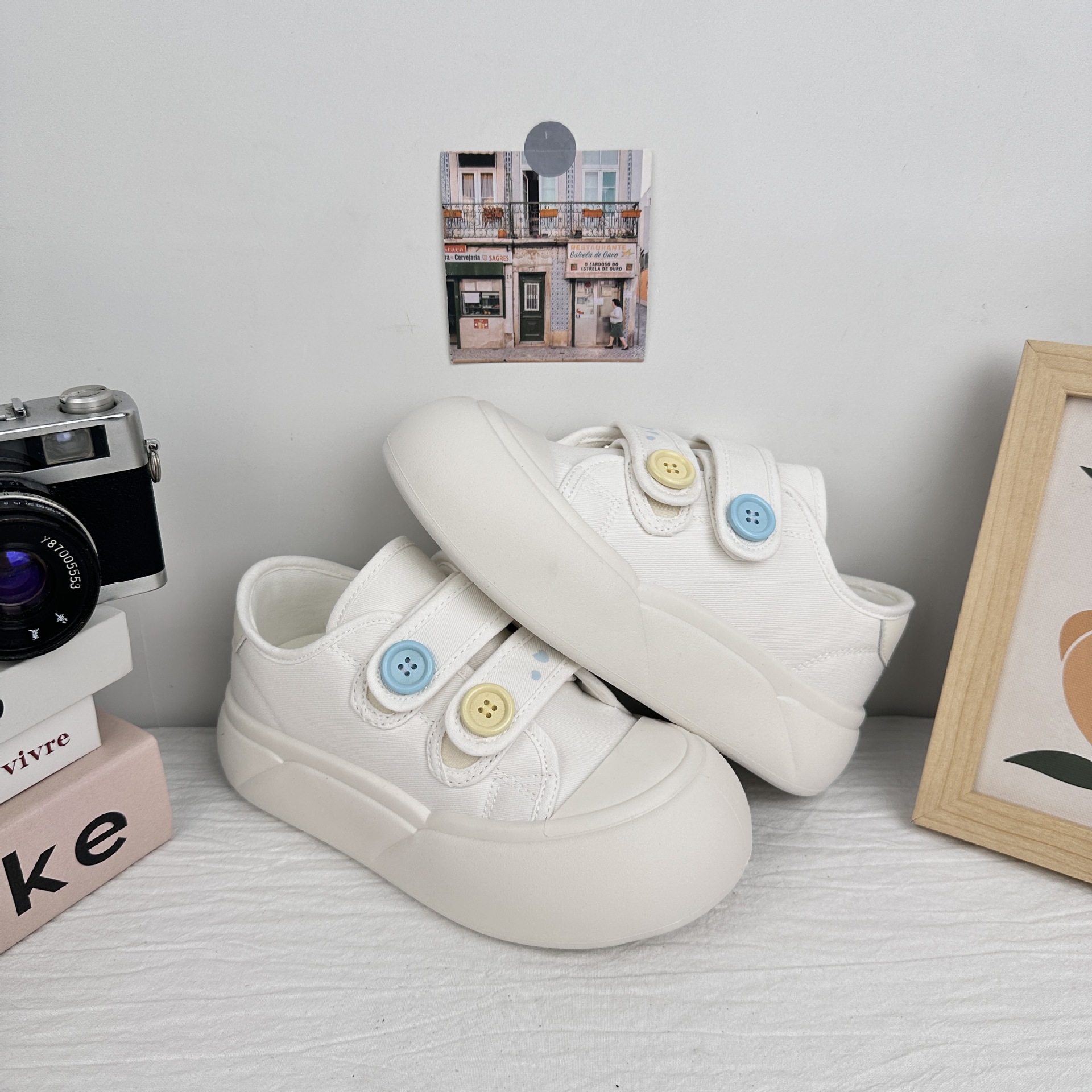 Zapatos de punta grande con velcro de onda lejana 2025 nuevos zapatos de lona de verano zapatos de moda de nicho de diseño de suela gruesa para mujer