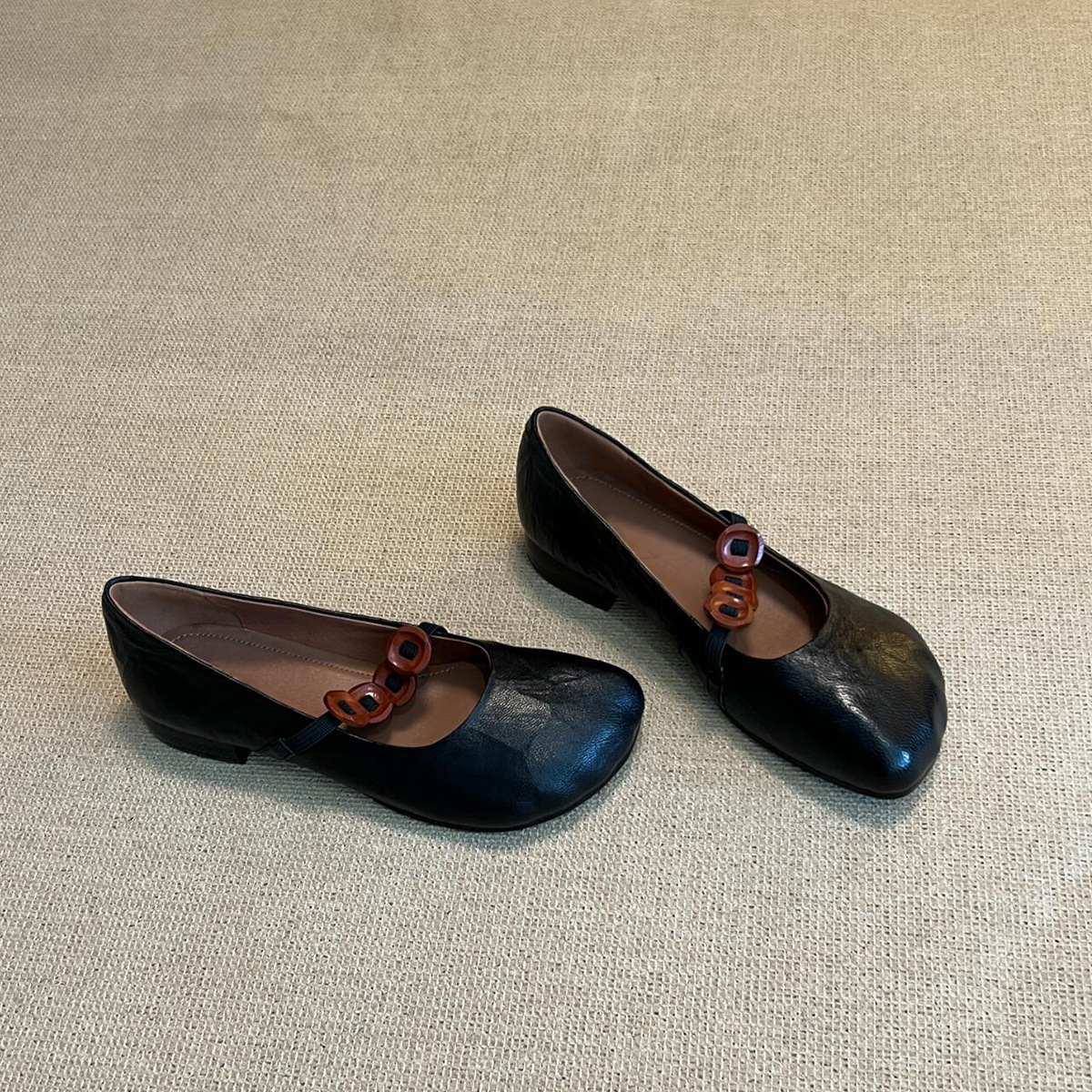 Versión de piel de oveja ~ nicho retrógrado cabeza redonda zapatos de tacón grueso botón elástico para mujeres zapatos de cuero suave de boca superficial Marijin