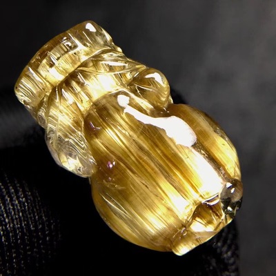 巴西钛晶貔貅吊坠雕刻发丝板顺猫眼颜色金黄|ru