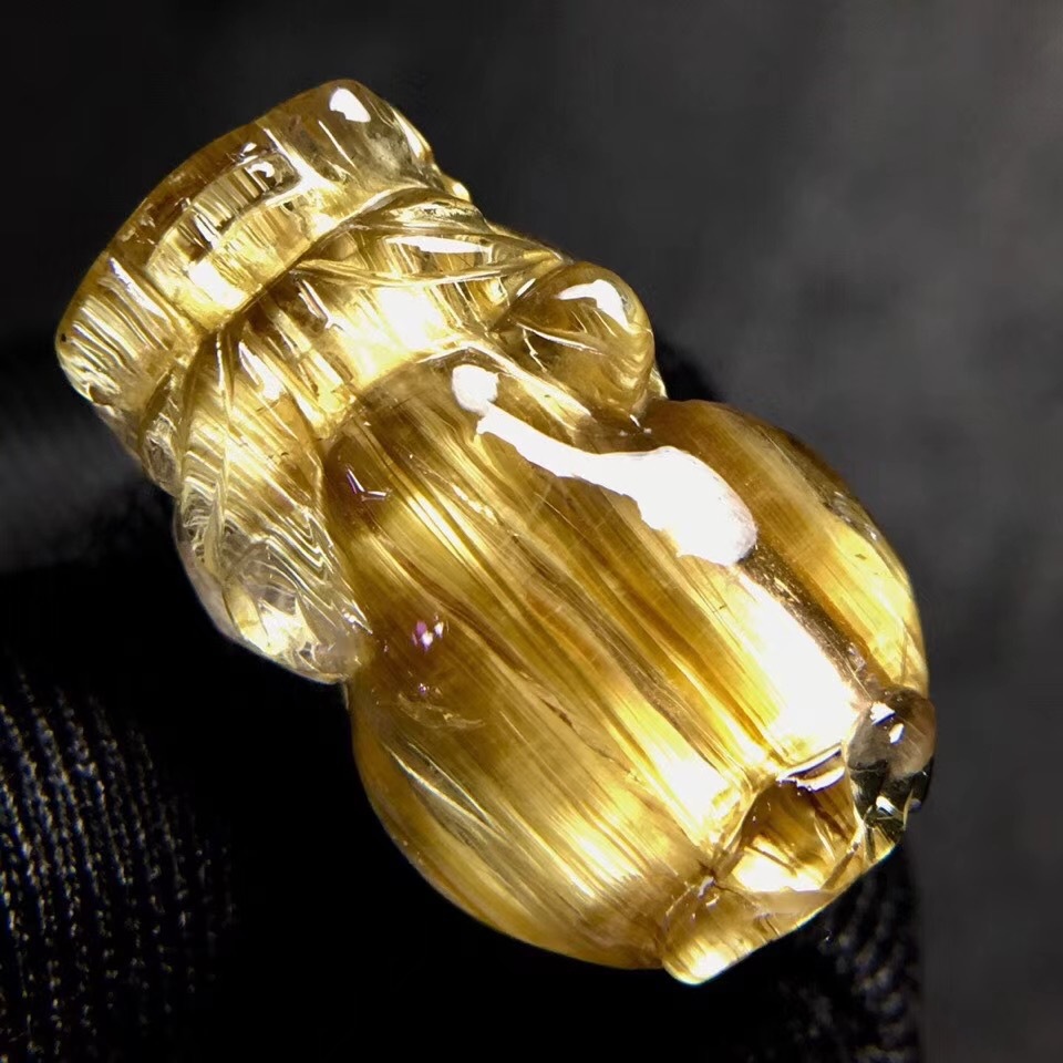 巴西钛晶貔貅吊坠雕刻发丝板顺猫眼颜色金黄|ru