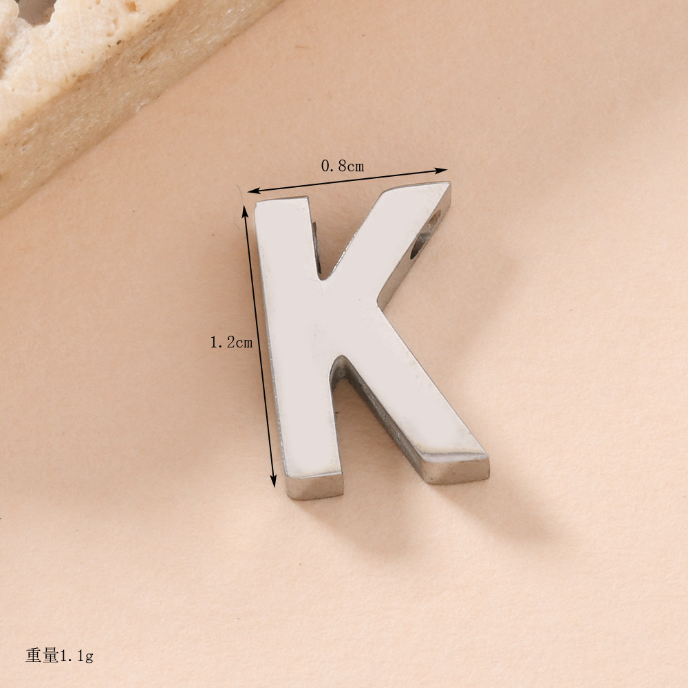 Venta caliente transfronteriza 26 letras inglesas colgantes de agujero recto collar de acero inoxidable colgantes accesorios de letras de bricolaje fabricantes de joyas