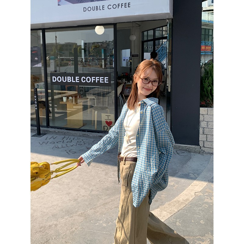 노란색 선 파란색 배경