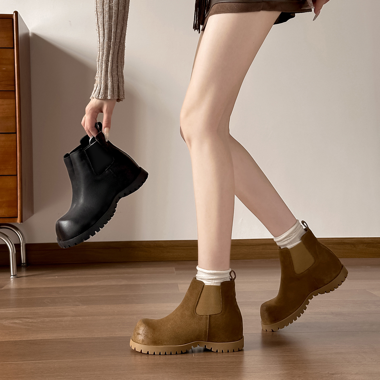 Retro matte enkellaarsjes met schoorsteenachtige hak en dikke zool voor dames, nieuwe collectie 2025, dikke zool, Britse Martin-stijl laarzen_voghion.com