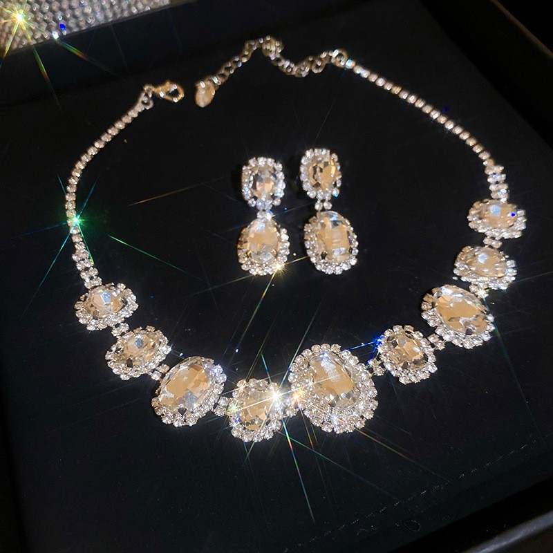 Collar de aretes cuadrados con incrustaciones de diamantes de dos piezas de moda, lujo ligero, collar de alta gama, temperamento exquisito, conjunto de joyas de todo fósforo