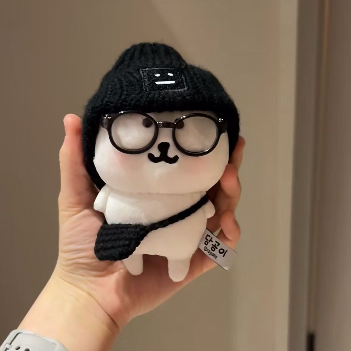 Black hat + shoulder bag + glasses