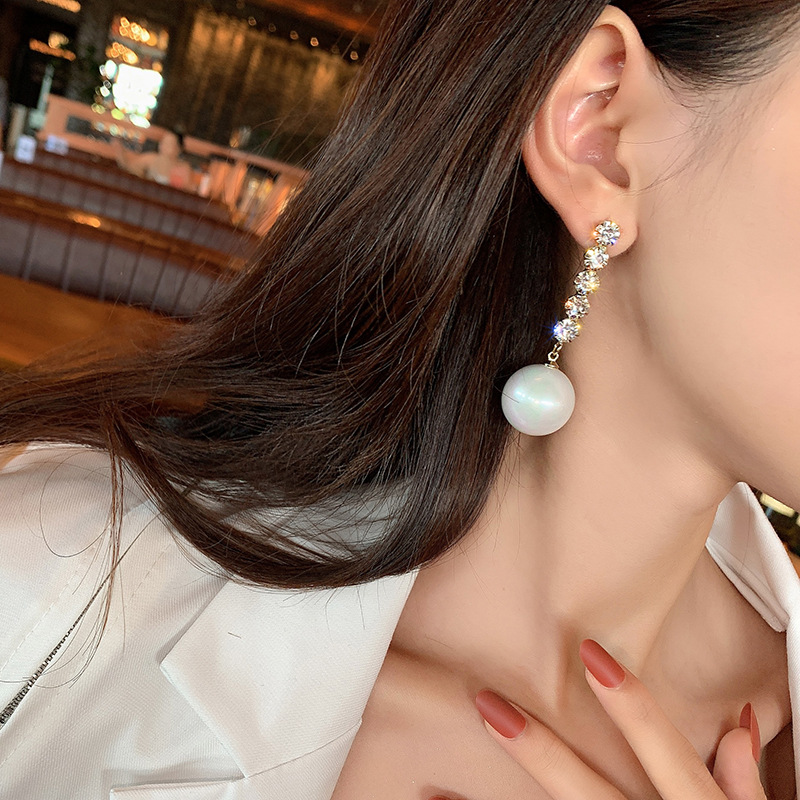 Retro Diamond Pearl Long Earrings display picture 6