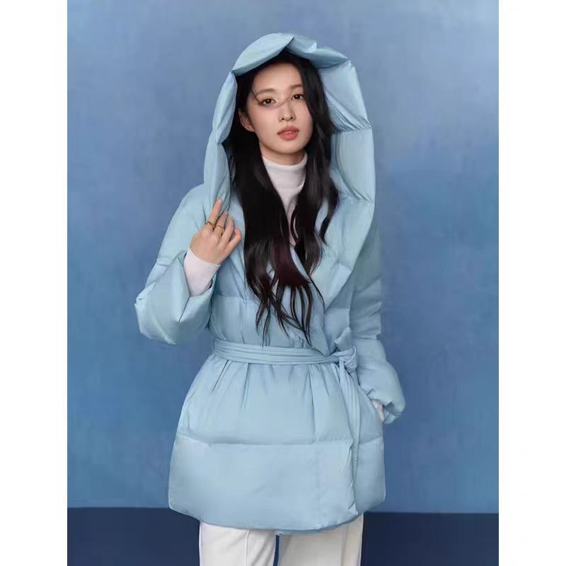 Lang Series Holdobaji White Goose down Waist-Cinched down Jacket with a Stylish Design, New Winter 2025 Collection Lang Series Holdobaji White Goose down Waist-Cinched down Jacket with a Stylish Design, New Winter 2025 Collection