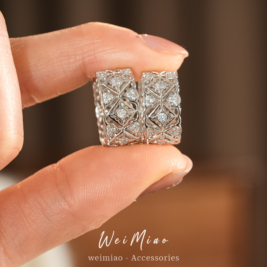 Zircon geométrico redondo diamante hueco auriculares aire frío temperamento de moda pendientes de lujo ligero alta sensación de auriculares