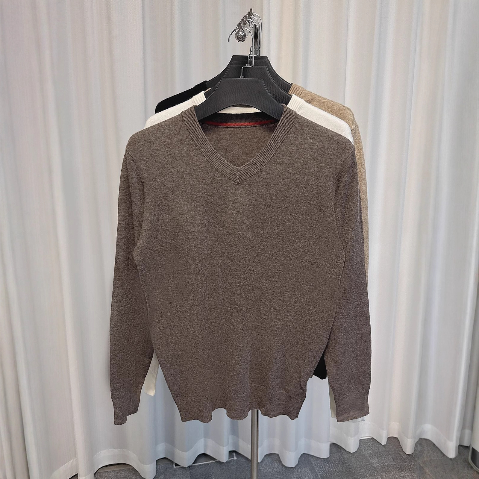 Hombres suéter de lana de cuello en V otoño y invierno nuevo color sólido pullover de punto suéter de fondo camisa casual estilo de moda de hombre