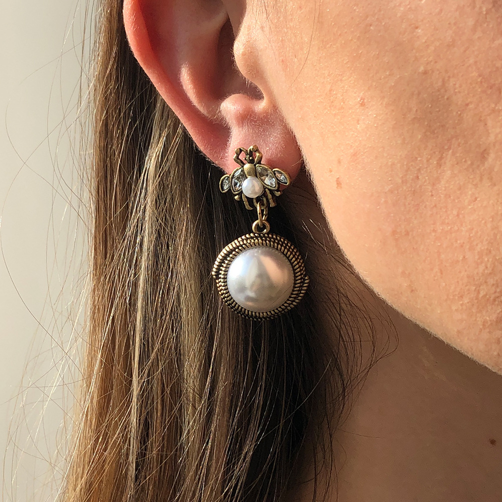 Fashion Glossy Imitation Pearl Little Bee Creative Earrings display picture 1