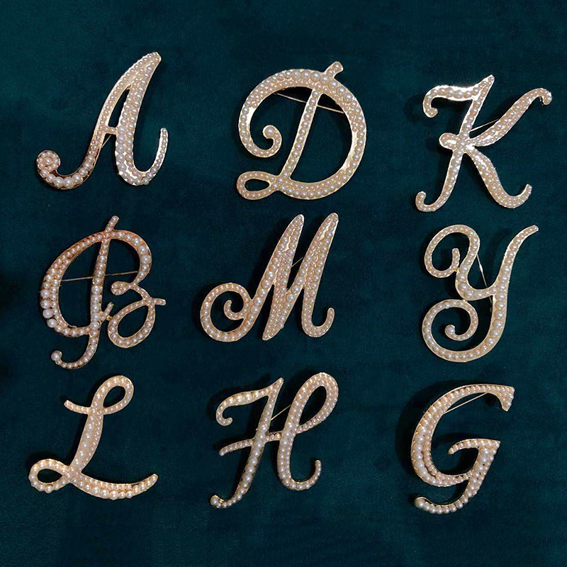 珍珠英文字母大胸针ins潮个性胸花高档女奢华气质大衣毛衣配饰品|ms