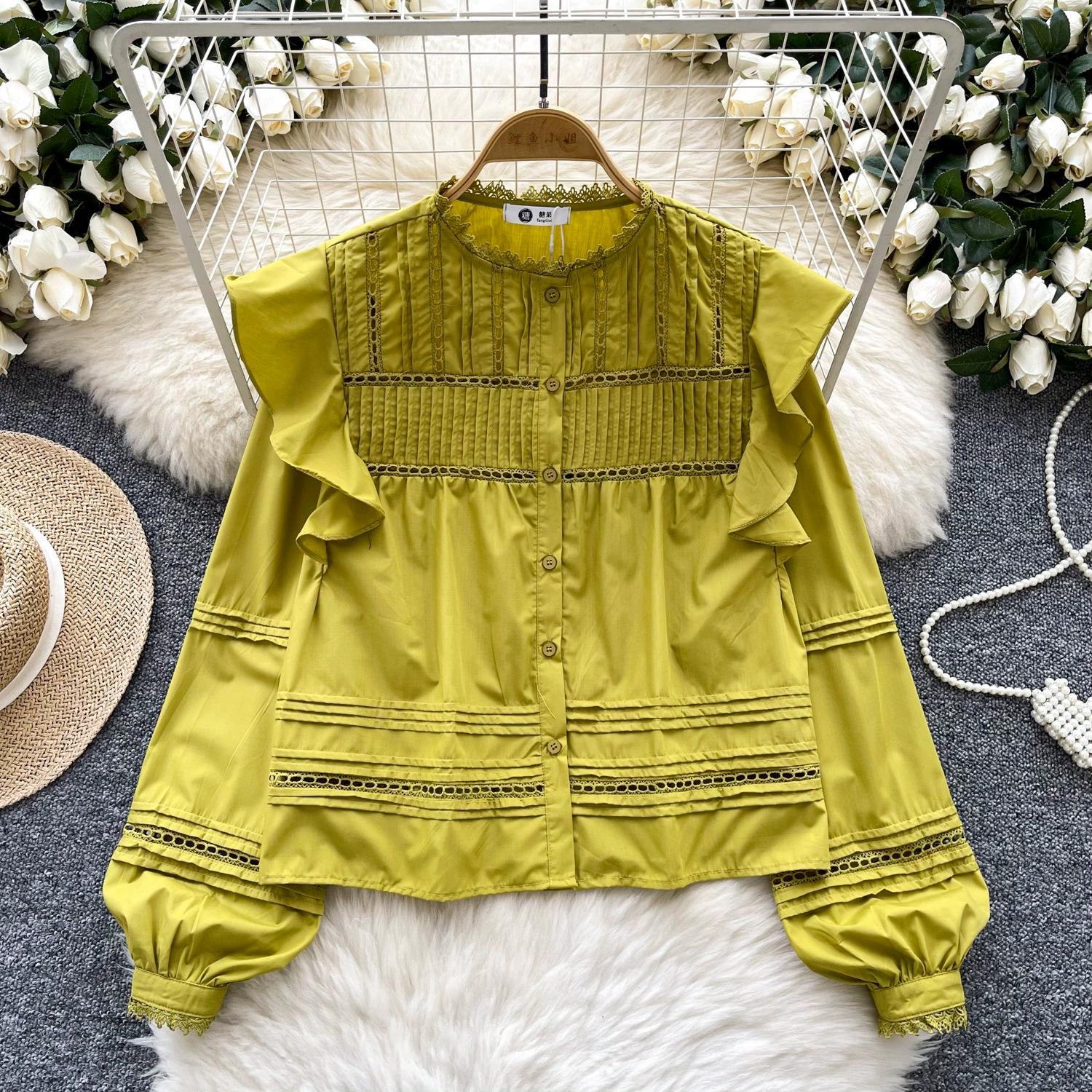 Осенний топ женский 2024 новый французский ретро с полым кружевным сшитым деревянным ушком тонкая дикая шикарная рубашка