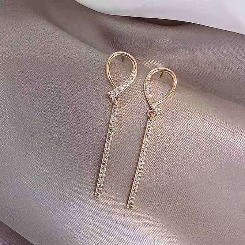 Pendientes largos con flecos elegantes y diamantes con aguja de plata Pendientes de todo fósforo de temperamento de nicho Pendientes simples y ligeros de lujo de alta gama Mujeres