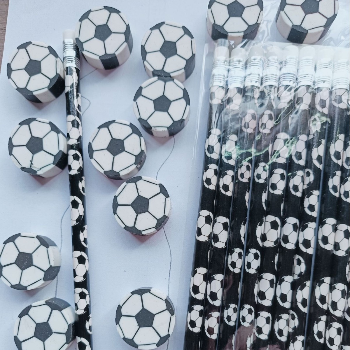Balón de fútbol blanco y negro con borrador, juego de lápices con diseño de fútbol, lápiz 2B, suministro directo de fábrica.
