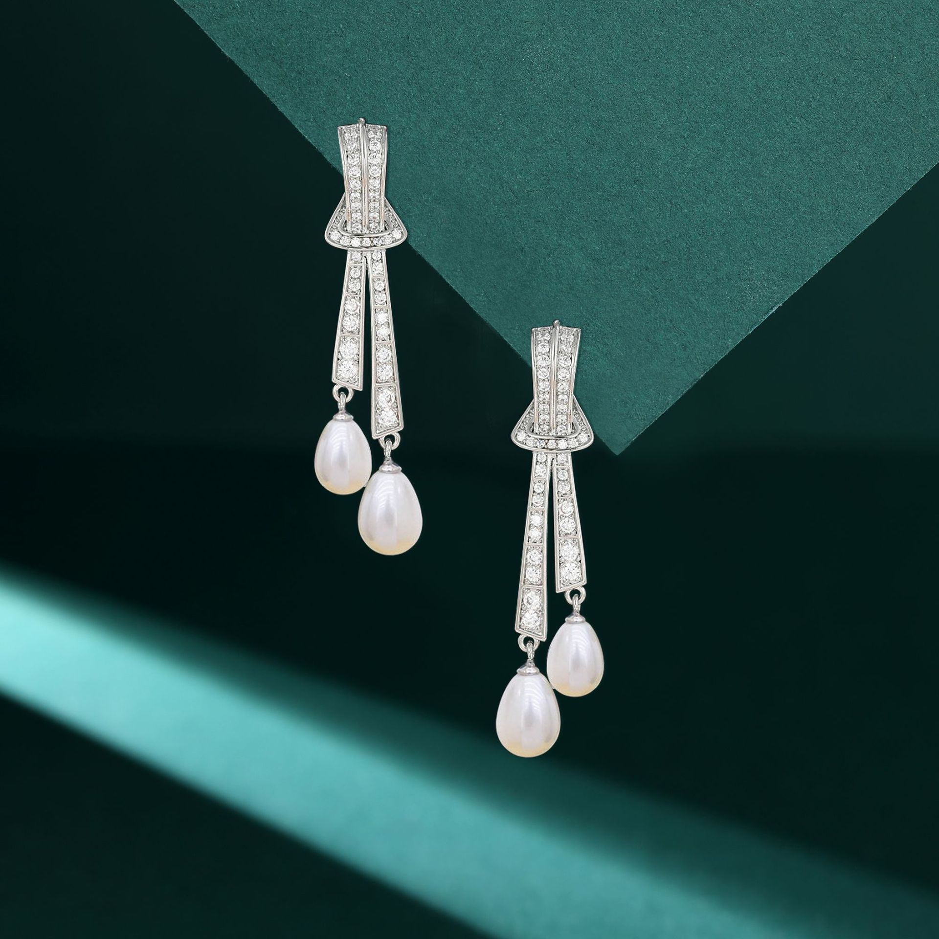 Elegant small design fashionable earrings drop-shaped