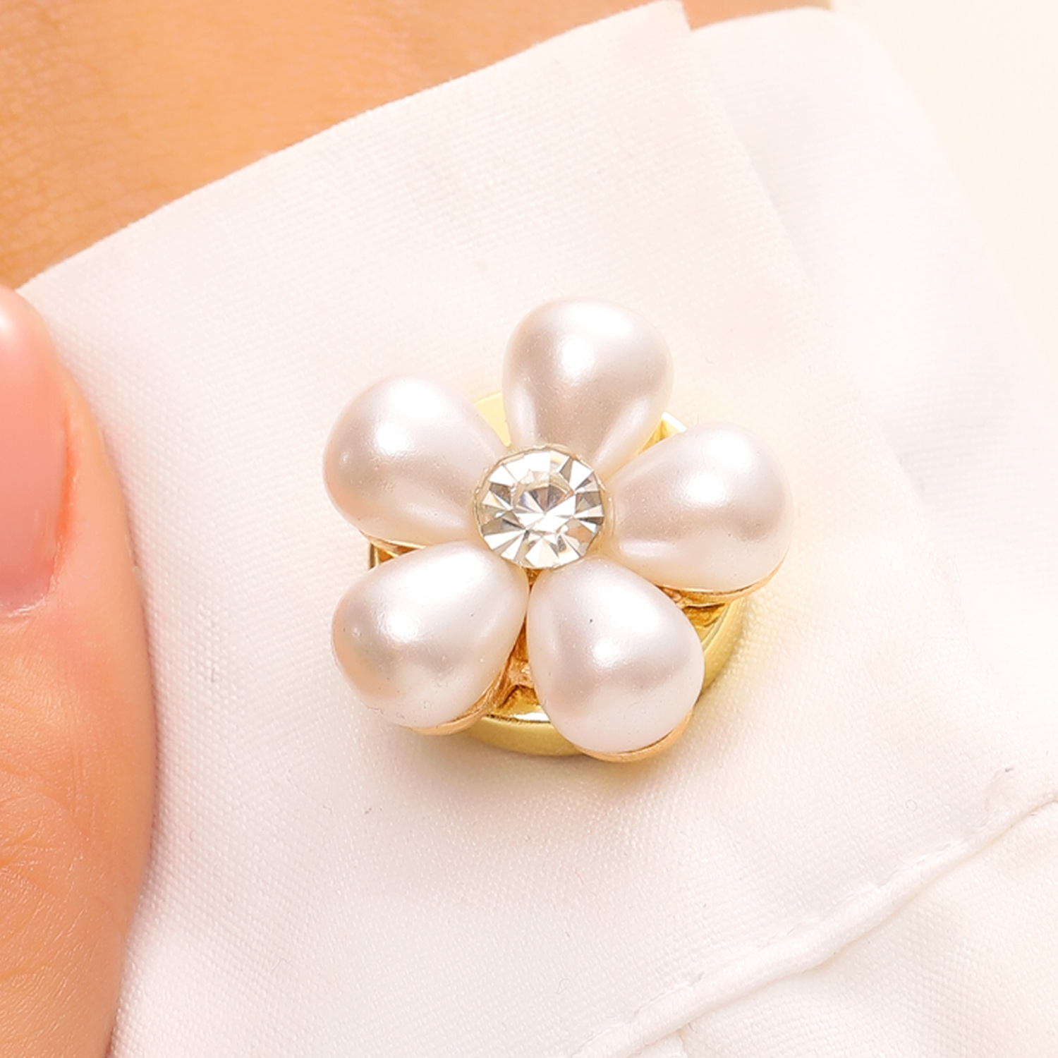 Cross-border Hot Selling Clothes Corner Knot Buckle Simple Five-pointed Star Waist Buckle Shirt T-shirt Clip Chanel Style Clothing Accessories